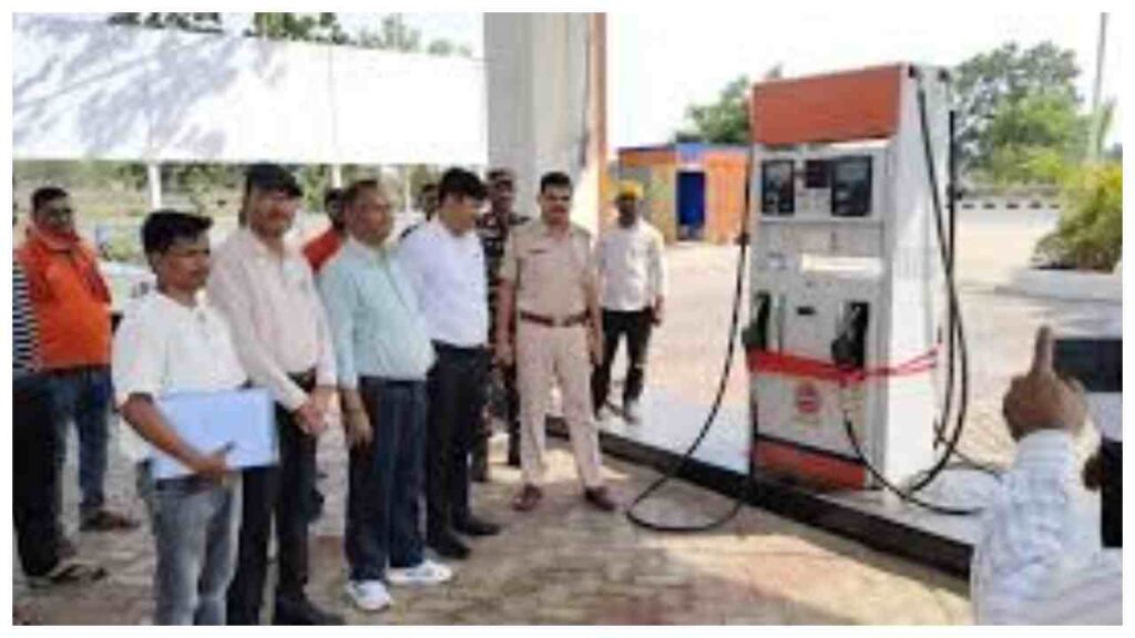 Jharkhand: Petrol Pump Sealed in Garhwa for Charging Extra Money for Fuel | Jharkhand News: Extra recovery on petrol and diesel in Garhwa, administration seals petrol pump. News Track in Hindi