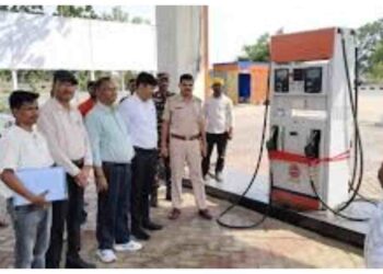 Jharkhand: Petrol Pump Sealed in Garhwa for Charging Extra Money for Fuel | Jharkhand News: Extra recovery on petrol and diesel in Garhwa, administration seals petrol pump. News Track in Hindi