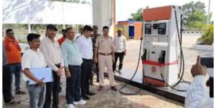 Jharkhand: Petrol Pump Sealed in Garhwa for Charging Extra Money for Fuel | Jharkhand News: Extra recovery on petrol and diesel in Garhwa, administration seals petrol pump. News Track in Hindi