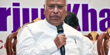 पेट्रोल-डीजल की कीमतों में बढ़ोतरी को लेकर केंद्र पर बरसे खड़गे, कहा- नाकामियों का बोझ जनता पर डाल रही सरकार
