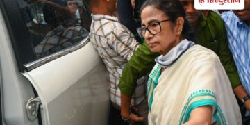 Kicked me and switched off CCTV, Mamata Banerjee's serious allegation amid counting of votes