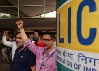 LIC's fourth quarter profit increased by 23 percent to Rs 23,467 crore, declared a dividend of Rs 10.