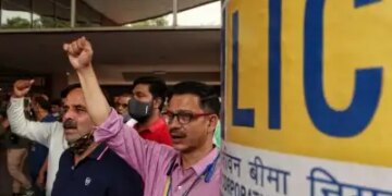 LIC's fourth quarter profit increased by 23 percent to Rs 23,467 crore, declared a dividend of Rs 10.