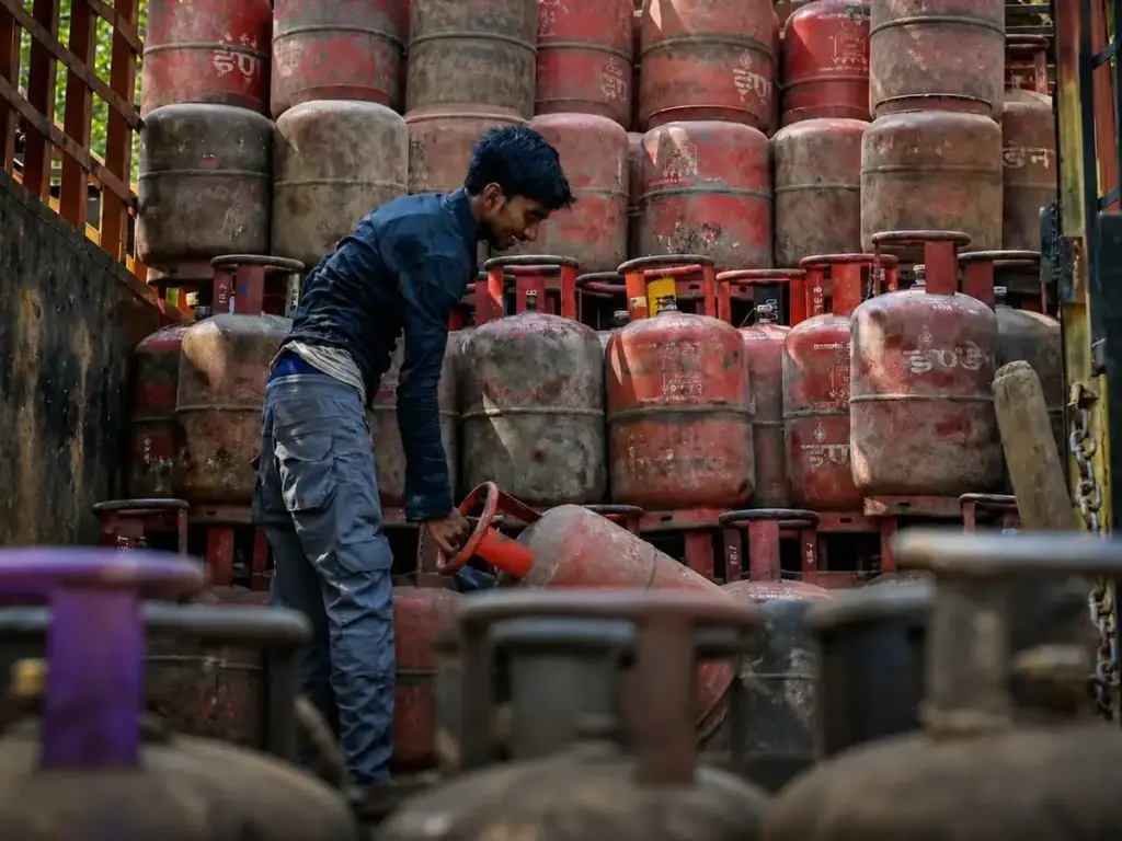 LPG Cylinder Price Today: How much is 14.2 kg domestic and 19 kg commercial cylinder costlier or cheaper? Know the latest rates