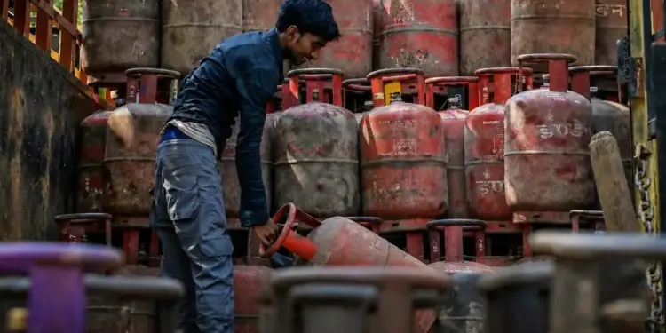 LPG Cylinder Price Today: How much is 14.2 kg domestic and 19 kg commercial cylinder costlier or cheaper? Know the latest rates