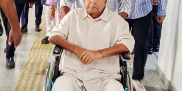 Lalu Yadav reaches Singapore for health checkup, video of meeting daughter Rohini Acharya goes viral