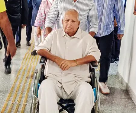 Lalu Yadav reaches Singapore for health checkup, video of meeting daughter Rohini Acharya goes viral