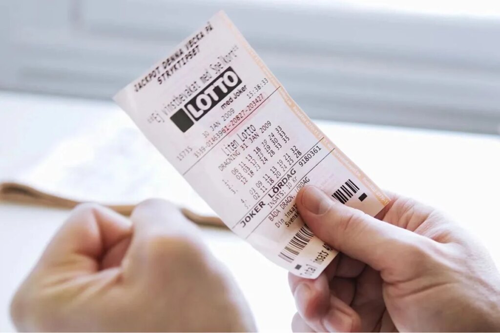 Lottery ticket worth crores found in the pocket of old pants, man becomes millionaire