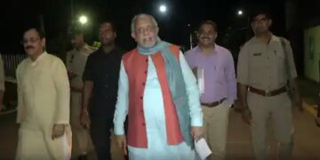 Lucknow: Finance Minister Suresh Khanna reached his residence on foot, said - it is our responsibility to save fuel.