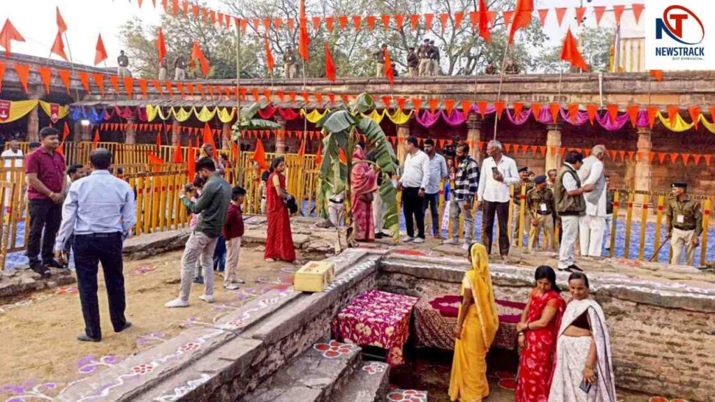 MP Dhar Bhojshala Temple Madhya Pradesh High Court Hindu Muslim Dispute. Newstrack Hindi News | MP Dhar Bhojshala: After the High Court's decision, devotees started worshiping in Bhojshala. News Track in Hindi