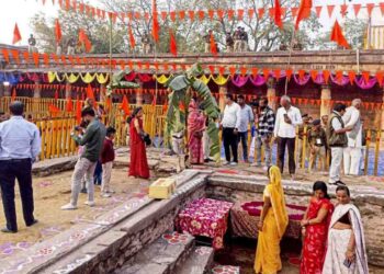 MP Dhar Bhojshala Temple Madhya Pradesh High Court Hindu Muslim Dispute. Newstrack Hindi News | MP Dhar Bhojshala: After the High Court's decision, devotees started worshiping in Bhojshala. News Track in Hindi