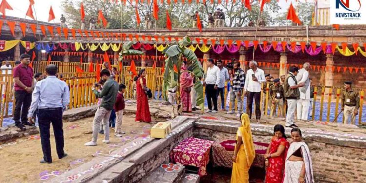 MP Dhar Bhojshala Temple Madhya Pradesh High Court Hindu Muslim Dispute. Newstrack Hindi News | MP Dhar Bhojshala: After the High Court's decision, devotees started worshiping in Bhojshala. News Track in Hindi