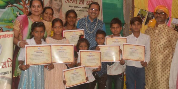 Madhya Pradesh Children Literature | Madhya Pradesh Hindi News | Madhya Pradesh Breaking News Hindi News | Madhya Pradesh News: Initiative to give new direction to children's literature, 'Amma Ki Bagiya' decorated in Tikamgarh. News Track in Hindi