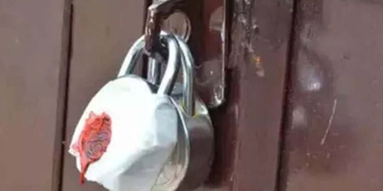 Madhya Pradesh Dewas firecracker factory | Madhya Pradesh Latest Hindi News | Madhya Pradesh Breaking | Madhya Pradesh News: All firecracker factories in Dewas investigated, one sealed for violating rules. News Track in Hindi