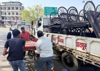 Municipal Corporation Jaipur vigilance branch action, 12 canter goods seized, ₹ 23,500 carrying charge recovered