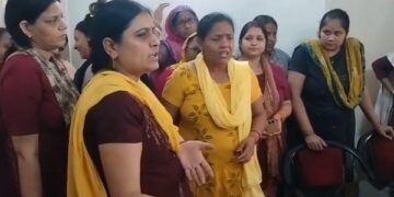 Neemrana: Flat residents took to the streets against Trihan builders, women raised hue and cry over the poor condition of the lift.