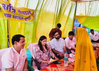 Night Chaupal in Thumdi: District Collector listened to the problems of the villagers, gave instructions to remove encroachment and solve the drinking water crisis.