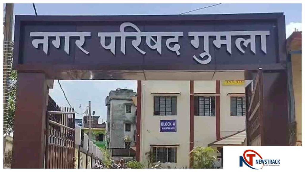 PM Awas Yojana Transforms Lives in Gumla Jharkhand From Mud Houses to Permanent Homes. Jharkhand News: Impact of PM Awas Yojana in Gumla, life changed from tiles to pucca houses. News Track in Hindi