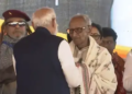 PM Modi touched the feet of an elderly person on a public platform, know who is this special person from whom he took blessings