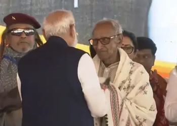 PM Modi touched the feet of an elderly person on a public platform, know who is this special person from whom he took blessings
