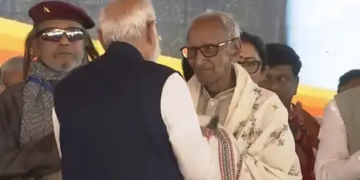 PM Modi touched the feet of an elderly person on a public platform, know who is this special person from whom he took blessings