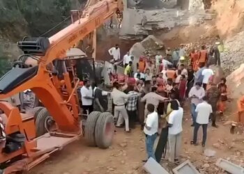 Part of bridge collapsed in Jammu, many workers buried under debris; Road connectivity closed