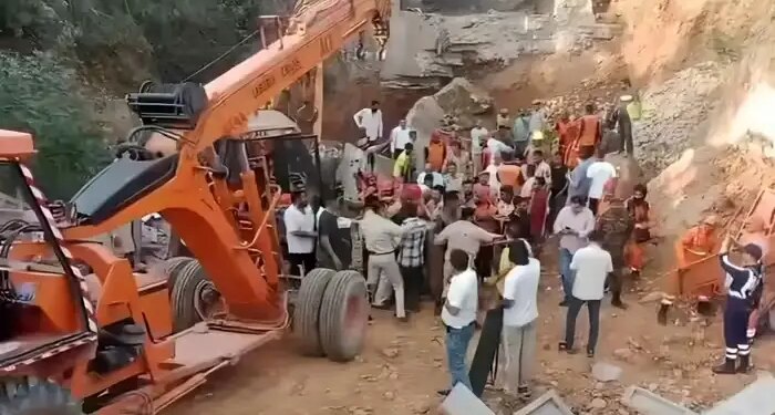Part of bridge collapsed in Jammu, many workers buried under debris; Road connectivity closed