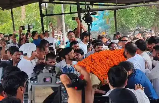 Prateek Yadav's last rites in Baikunthdham, family and leaders bid farewell, father-in-law Arvind Singh Bisht lit the funeral pyre.