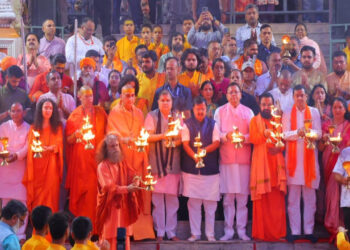 Pushkar Singh Dhami|Nitin Nabin|Ganga Aarti Rishikesh|Latest Hindi News|Samachar Hindi Newstrack | Uttarakhand News: Sounds of spirituality and culture echoed on the banks of Ganga in Rishikesh, CM Dhami performed grand Ganga Aarti. News Track in Hindi