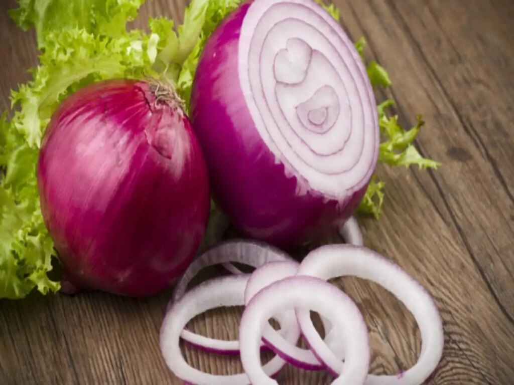 Raw Onion In Summer: Is it beneficial to eat raw onion in summer? Know its advantages and disadvantages