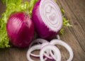 Raw Onion In Summer: Is it beneficial to eat raw onion in summer? Know its advantages and disadvantages