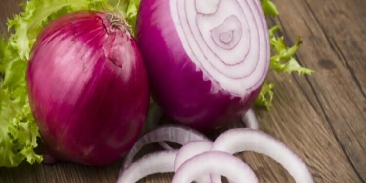 Raw Onion In Summer: Is it beneficial to eat raw onion in summer? Know its advantages and disadvantages