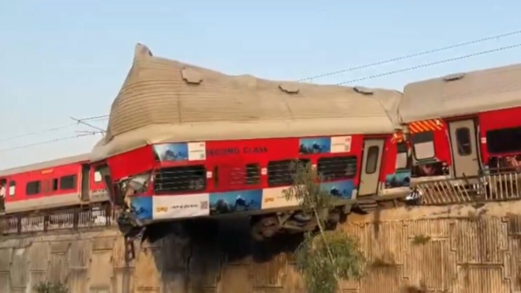Rishikesh Train Accident Ujjaini Express Derailed. Yog Nagari Railway Station Ujjaini Express Engine Derails: Ujjaini Express derails in Rishikesh, creates chaos. News Track in Hindi
