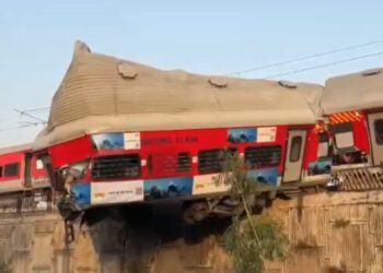 Rishikesh Train Accident Ujjaini Express Derailed. Yog Nagari Railway Station Ujjaini Express Engine Derails: Ujjaini Express derails in Rishikesh, creates chaos. News Track in Hindi