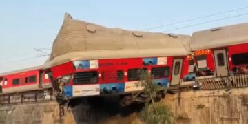 Rishikesh Train Accident Ujjaini Express Derailed. Yog Nagari Railway Station Ujjaini Express Engine Derails: Ujjaini Express derails in Rishikesh, creates chaos. News Track in Hindi