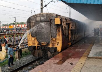 Sasaram Patna Train Fire in Bihar | Newstrack Latest Hindi News | Sasaram Patna Train Fire: A massive fire broke out in a passenger train going to Patna, a major accident at Sasaram Junction. News Track in Hindi