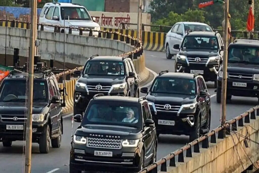 See in the video, PM Modi left the convoy and came out with 2 vehicles, started initiative to save petrol and diesel, Shah Nadda's convoy also got cut.