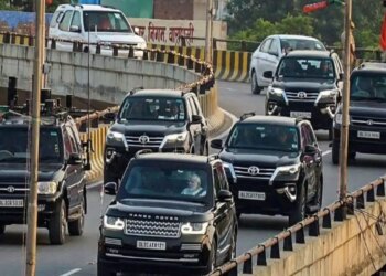 See in the video, PM Modi left the convoy and came out with 2 vehicles, started initiative to save petrol and diesel, Shah Nadda's convoy also got cut.