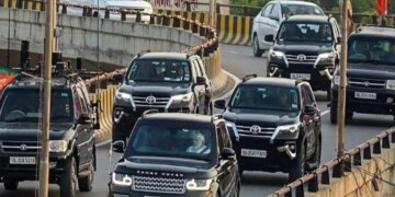 See in the video, PM Modi left the convoy and came out with 2 vehicles, started initiative to save petrol and diesel, Shah Nadda's convoy also got cut.