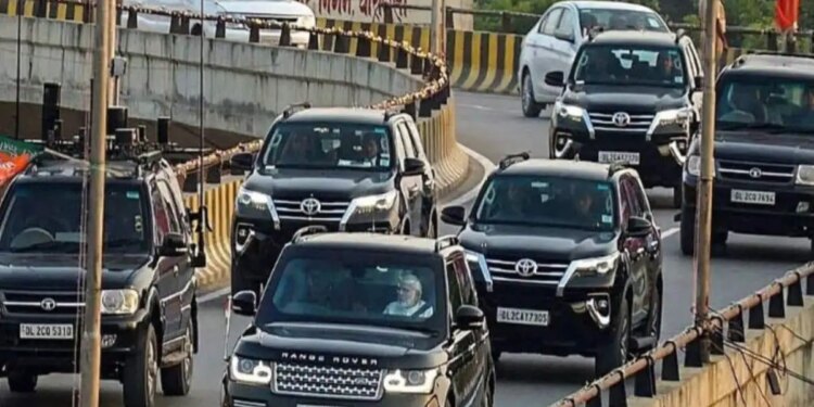 See in the video, PM Modi left the convoy and came out with 2 vehicles, started initiative to save petrol and diesel, Shah Nadda's convoy also got cut.