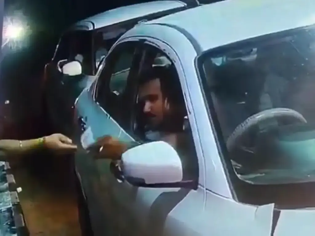 Sensation on Jalore toll: As soon as the youth asked for toll, he pointed a pistol at the toll worker, waved it in the air and ran away, the incident was captured in CCTV.
