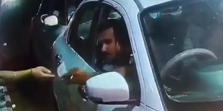 Sensation on Jalore toll: As soon as the youth asked for toll, he pointed a pistol at the toll worker, waved it in the air and ran away, the incident was captured in CCTV.