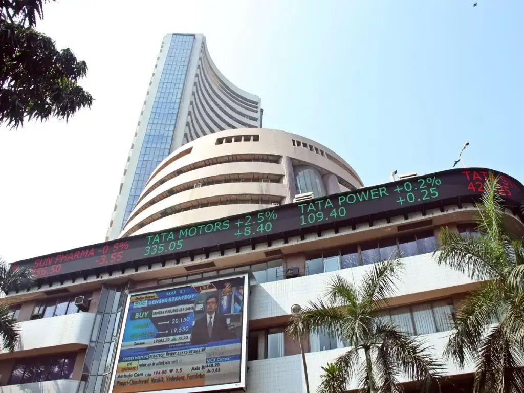 Share Market Opening: Great start in the market on weekly expiry today! Sensex rises 350 points, Nifty crosses 23,700