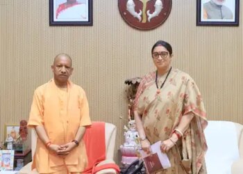 Smriti Irani discussed women empowerment and Amethi projects with CM Yogi