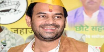 Tej Pratap Yadav Yogi Adityanath Akhilesh Yadav | Bihar Politics | Tej Pratap Yadav pulled hands with Akhilesh Yadav, turned out to be a fan of CM Yogi Adityanath; Political market hot. News Track in Hindi