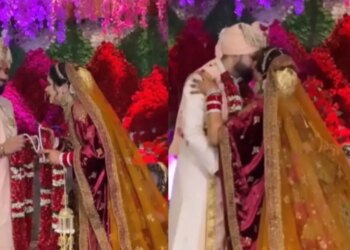 The bride fell in love with the groom, lip-locked on the stage after Jaymala, VIDEO created a ruckus