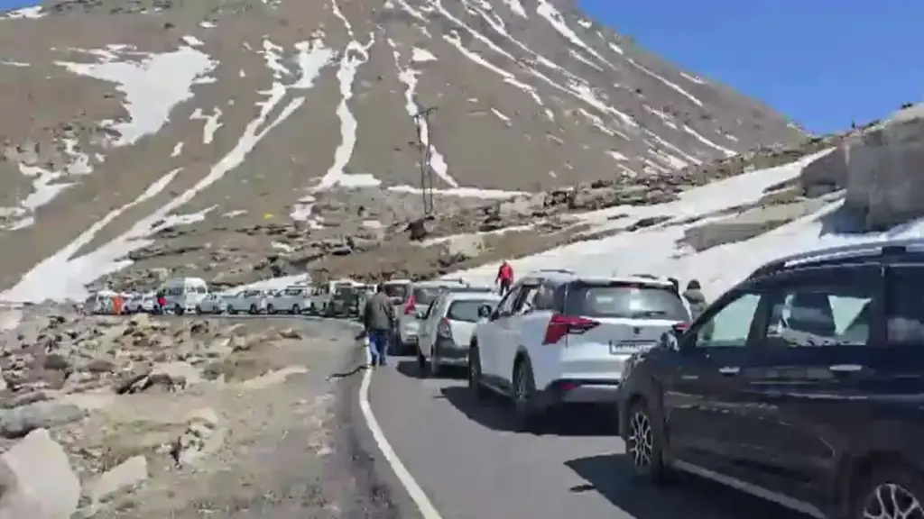 Traffic havoc from Himachal to Uttarakhand! It takes 8 hours to travel 50 km, hundreds of vehicles stranded on the roads