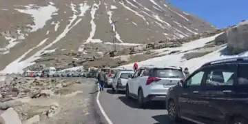Traffic havoc from Himachal to Uttarakhand! It takes 8 hours to travel 50 km, hundreds of vehicles stranded on the roads