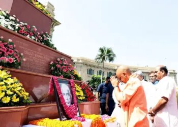 यूपी : सीएम योगी ने पूर्व पीएम चौधरी चरण सिंह को दी श्रद्धांजलि, बताया-किसानों का मसीहा