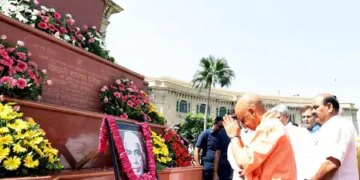 यूपी : सीएम योगी ने पूर्व पीएम चौधरी चरण सिंह को दी श्रद्धांजलि, बताया-किसानों का मसीहा